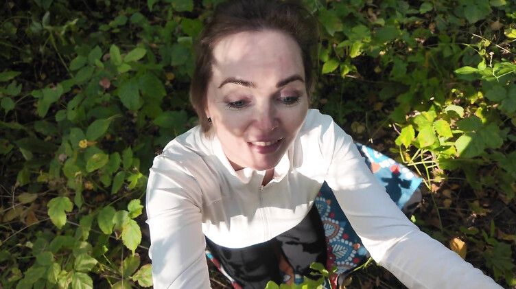 Йога в лесу: незнакомец трахнул милфу в кустах