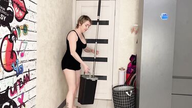 Зрелая мачеха пришла помыть полы и заодно отполировала член пасынка