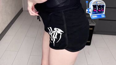 Зрелая мачеха пришла помыть полы и заодно отполировала член пасынка