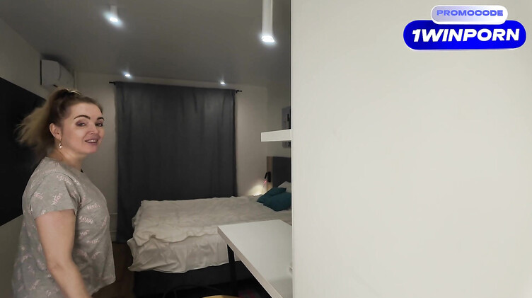 Под столом: Новый сосед хотел попросить приправу, а получил секс со зрелой соседкой