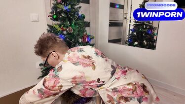 Зрелая русская мачеха с большой жопой под Новый год ебется с пасынком