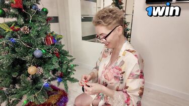 Зрелая русская мачеха с большой жопой под Новый год ебется с пасынком