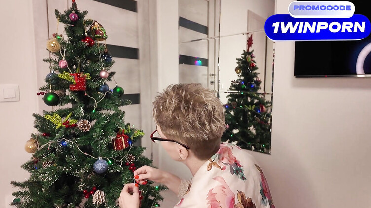 Annette_Milf: Зрелая русская мачеха с большой жопой под Новый год ебется с пасынком