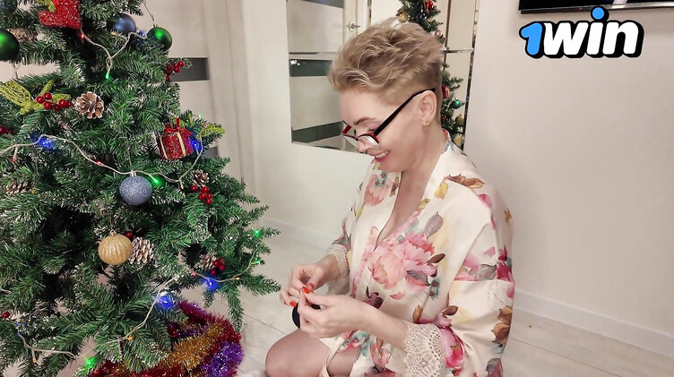 Зрелая русская мачеха с большой жопой под Новый год ебется с пасынком