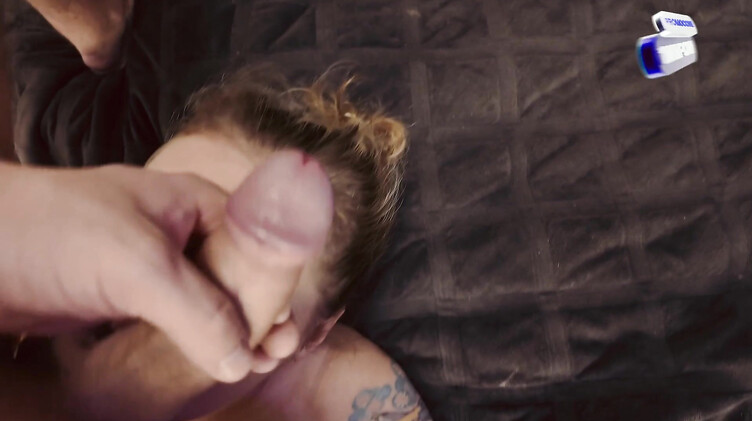 Хозяйка дома лижет яйца и ебется с грабителем