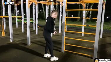 Познакомился с замужней милфой на спортивной площадке и развел на секс