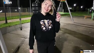 Познакомился с замужней милфой на спортивной площадке и развел на секс