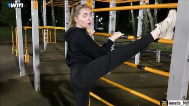 Познакомился с замужней милфой на спортивной площадке и развел на секс