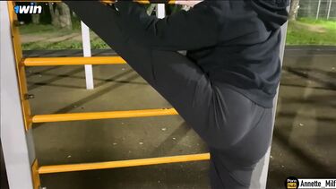 Познакомился с замужней милфой на спортивной площадке и развел на секс