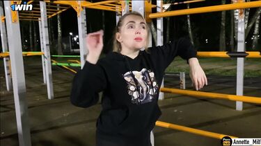 Познакомился с замужней милфой на спортивной площадке и развел на секс