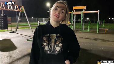 Познакомился с замужней милфой на спортивной площадке и развел на секс