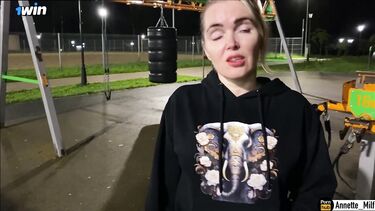 Познакомился с замужней милфой на спортивной площадке и развел на секс