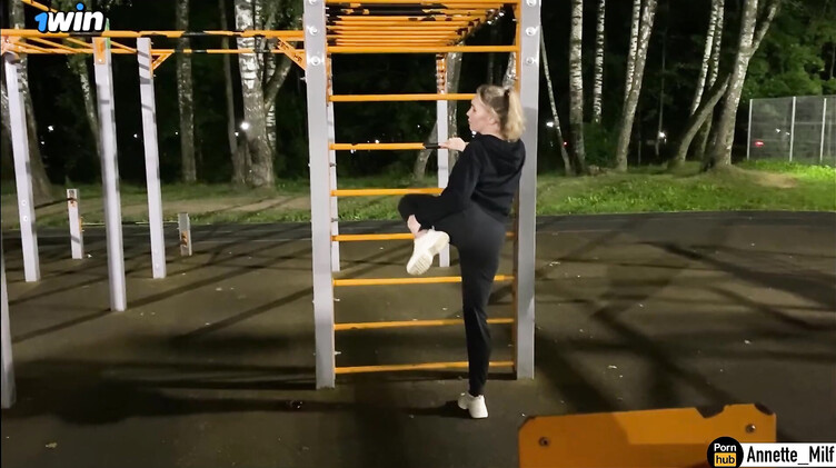 Познакомился с замужней милфой на спортивной площадке и развел на секс