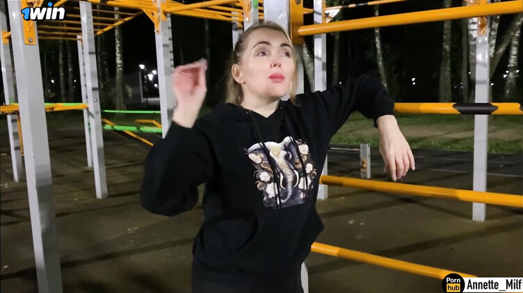 Познакомился с замужней милфой на спортивной площадке и развел на секс