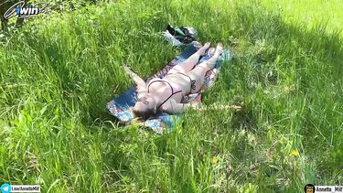 Случайный прохожий отодрал до вагинального кремпая нудистку на природе