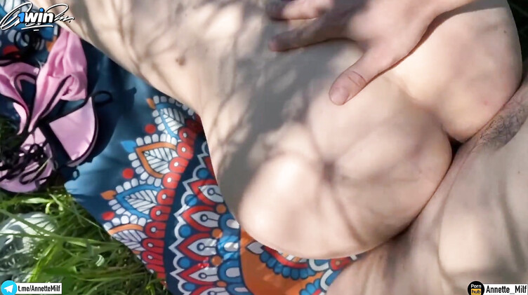 Большие соски: Случайный прохожий отодрал до вагинального кремпая нудистку на природе