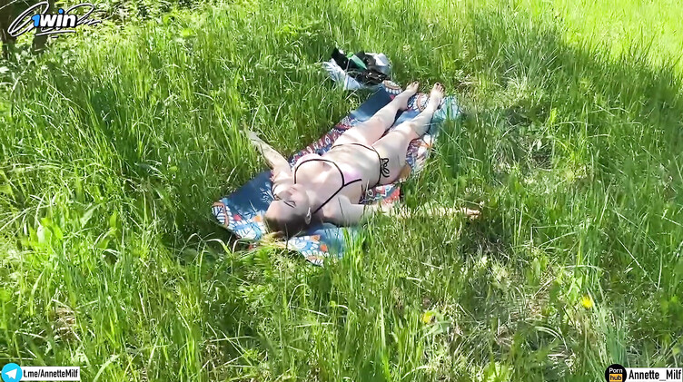 Случайный прохожий отодрал до вагинального кремпая нудистку на природе