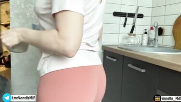 Милфа учит друга сына пикапу и оказывается на его члене