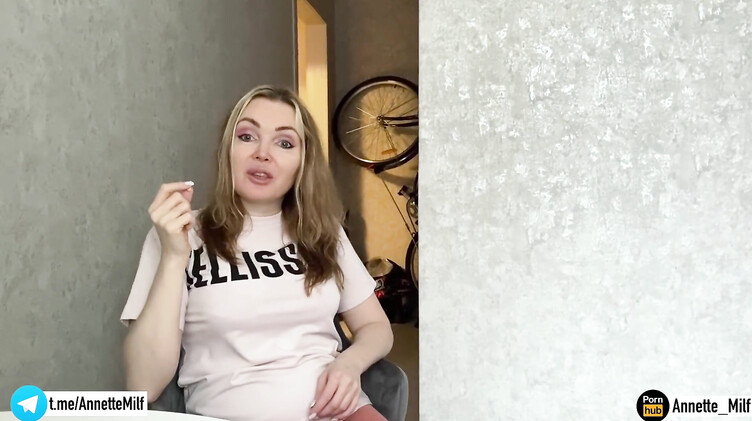 Annette_Milf: Милфа учит друга сына пикапу и оказывается на его члене