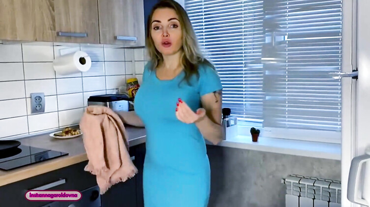 Пасынок трахнул на кухне зрелую сисястую мачеху и кончил ей на лицо