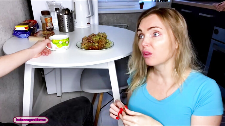 Пасынок трахнул на кухне зрелую сисястую мачеху и кончил ей на лицо