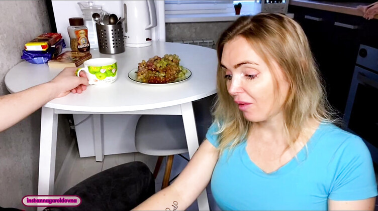 Пасынок трахнул на кухне зрелую сисястую мачеху и кончил ей на лицо