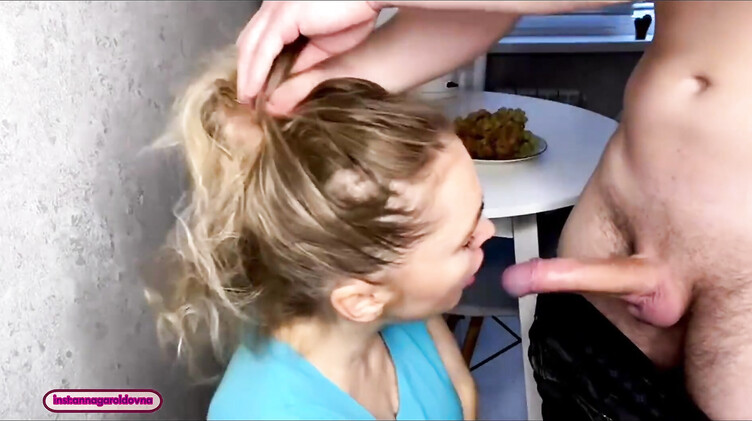 Пасынок трахнул на кухне зрелую сисястую мачеху и кончил ей на лицо