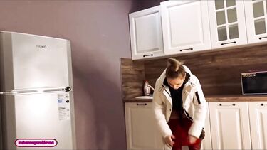 Членом в пизде успокоил голодную истеричку мачеху
