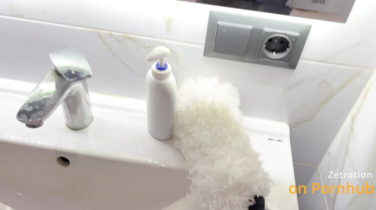 Вызвал клининг и получил от уборщицы минет и доступ к киске