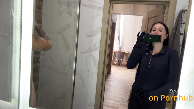 В перчатках: Вызвал клининг и получил от уборщицы минет и доступ к киске