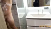 подсматривает за голым парнем в душе