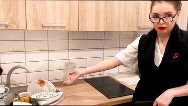 Злая зрелая хозяйка квартиры приехала за оплатой и получила хуй в пизду