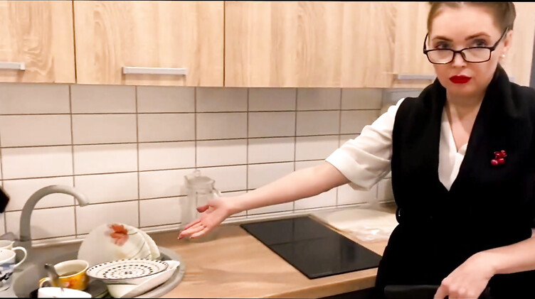 Злая зрелая хозяйка квартиры приехала за оплатой и получила хуй в пизду