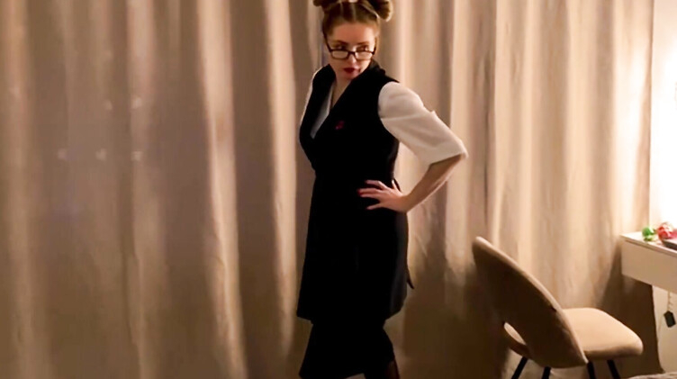 Злая зрелая хозяйка квартиры приехала за оплатой и получила хуй в пизду