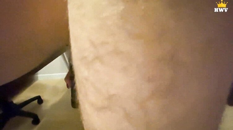 Застукал за мастурбацией мачеху с большой жопой и выебал ее стоя