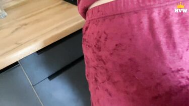 Пасынок ебет мачеху Вику после завтрака на кухне