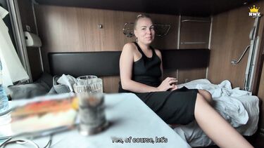 Милфа проиграла на раздевание и трахнулась с незнакомцем в купе поезда