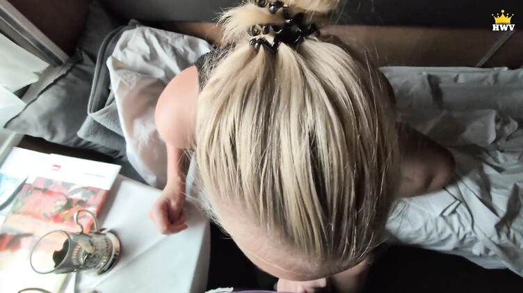 Милфа проиграла на раздевание и трахнулась с незнакомцем в купе поезда