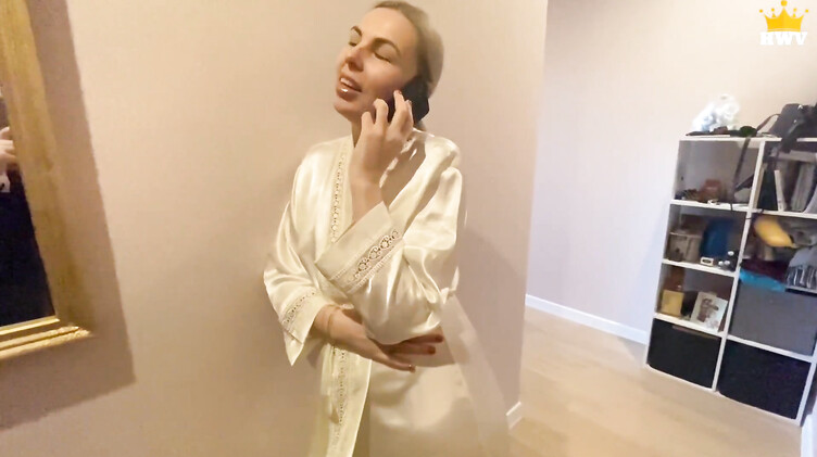 Русская жена звонит любовнику и дает ему в задницу, пока муж на работе