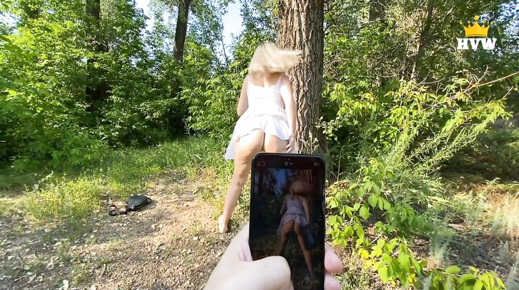 Милфа соблазнила на перепихон на природе уличного фотографа