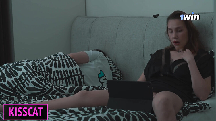 Мачеха и пасынок-девственник повторили увиденное в порно