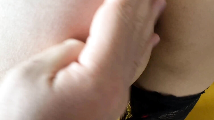 Грузчик притащил диван замужней милфе в чулках и на нем же ее выебал