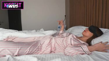 Конфуз! Мачеха с повязкой на глазах приняла член пасынка за хуй супруга