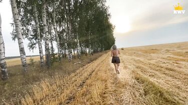 Зрелая председательница колхоза ебется в поле с лучшим трактористом на деревне