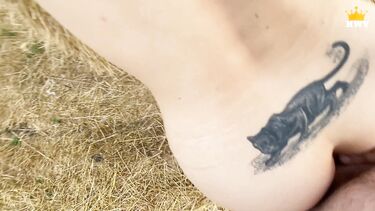 Зрелая председательница колхоза ебется в поле с лучшим трактористом на деревне