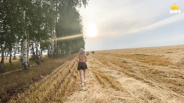 Зрелая председательница колхоза ебется в поле с лучшим трактористом на деревне