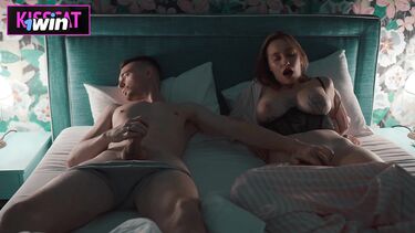 Русская мачеха не может уснуть без секса с пасынком на общей кровати