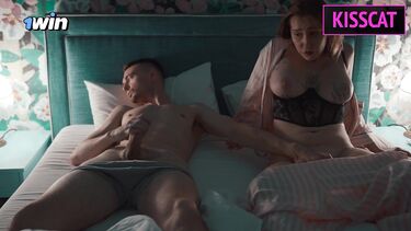 Русская мачеха не может уснуть без секса с пасынком на общей кровати