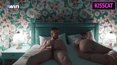 Русская мачеха не может уснуть без секса с пасынком на общей кровати