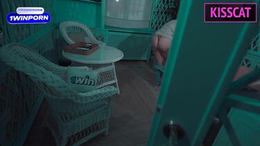 Русская мачеха не может уснуть без секса с пасынком на общей кровати